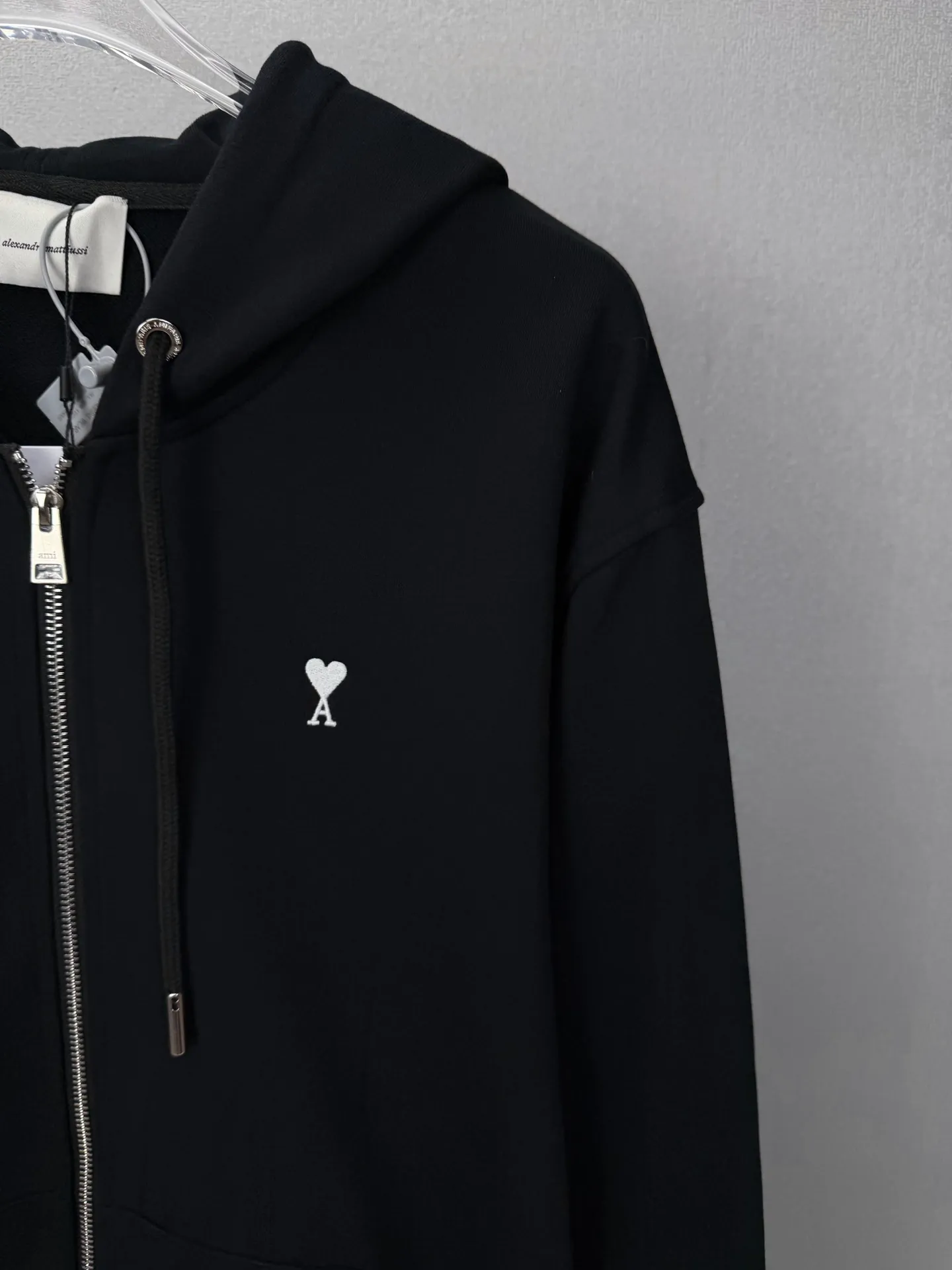 (top version) Ami 2026 New Arrival chest embroidery🪡Love couple style hooded zipper jacket🔥High version🔥High version🔥Original fabric Digital direct printing technology Internet celebrity Same Style High version High Quality😘😘The fabric is made of 430g double-strand pure cotton terry material. It feels very comfortable, fashionable and personalized. It is a super Versatile and good-looking jacket. Very suitable for both men and women. A must-have item for everyone. Packaging, tag, collar label, washed wheat, complete 👍 Color: Black Size: S-XL
